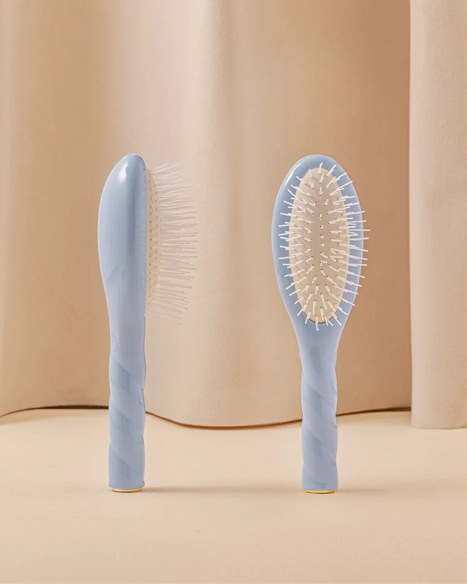 la-bonne-brosse-n-07-l-intense-petite-brosse-d-m-lante-stimulante-bleu-ciel image 1