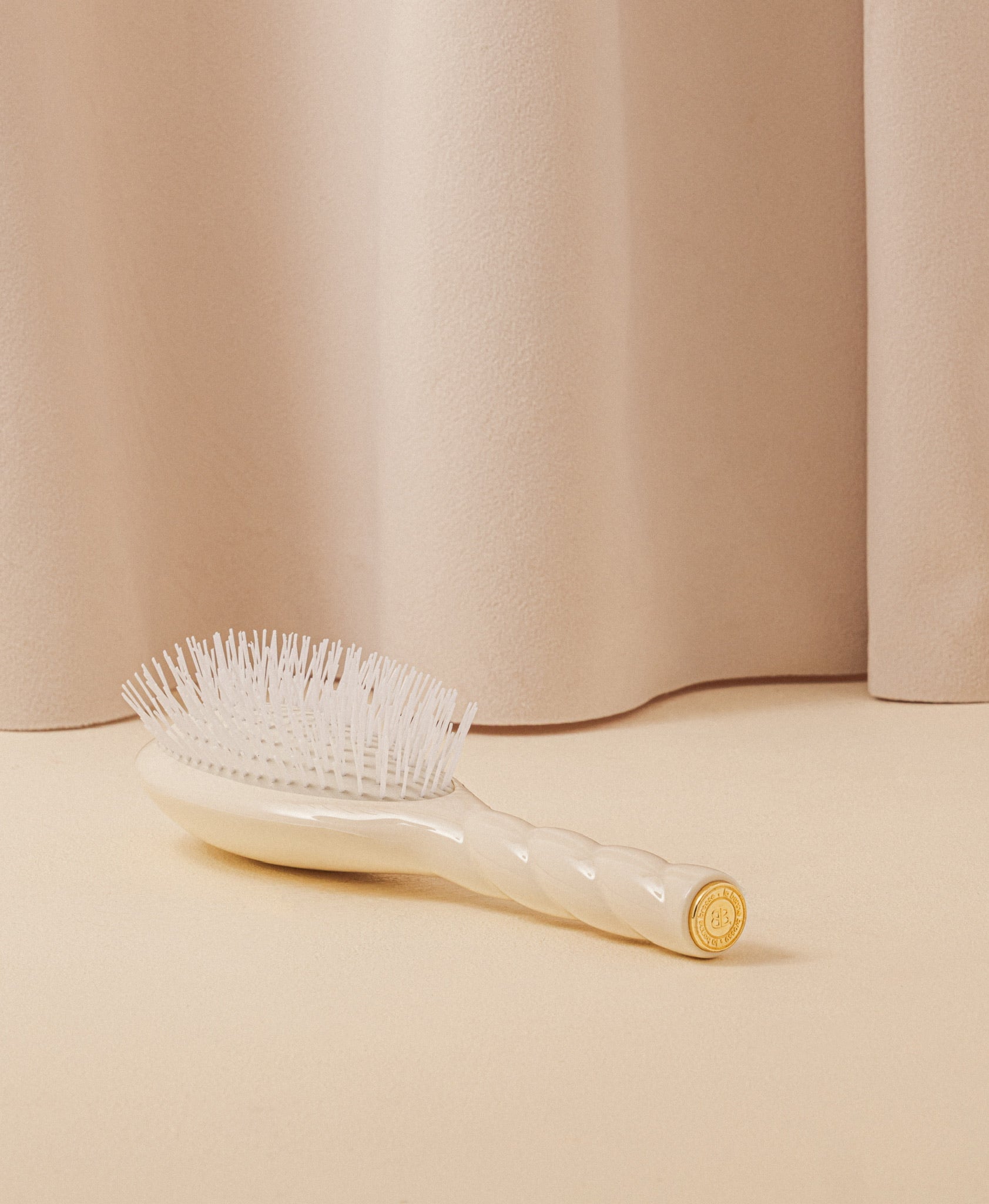 la-bonne-brosse-n-07-l-intense-petite-brosse-d-m-lante-stimulante-blanc-cr-me-17 image 5