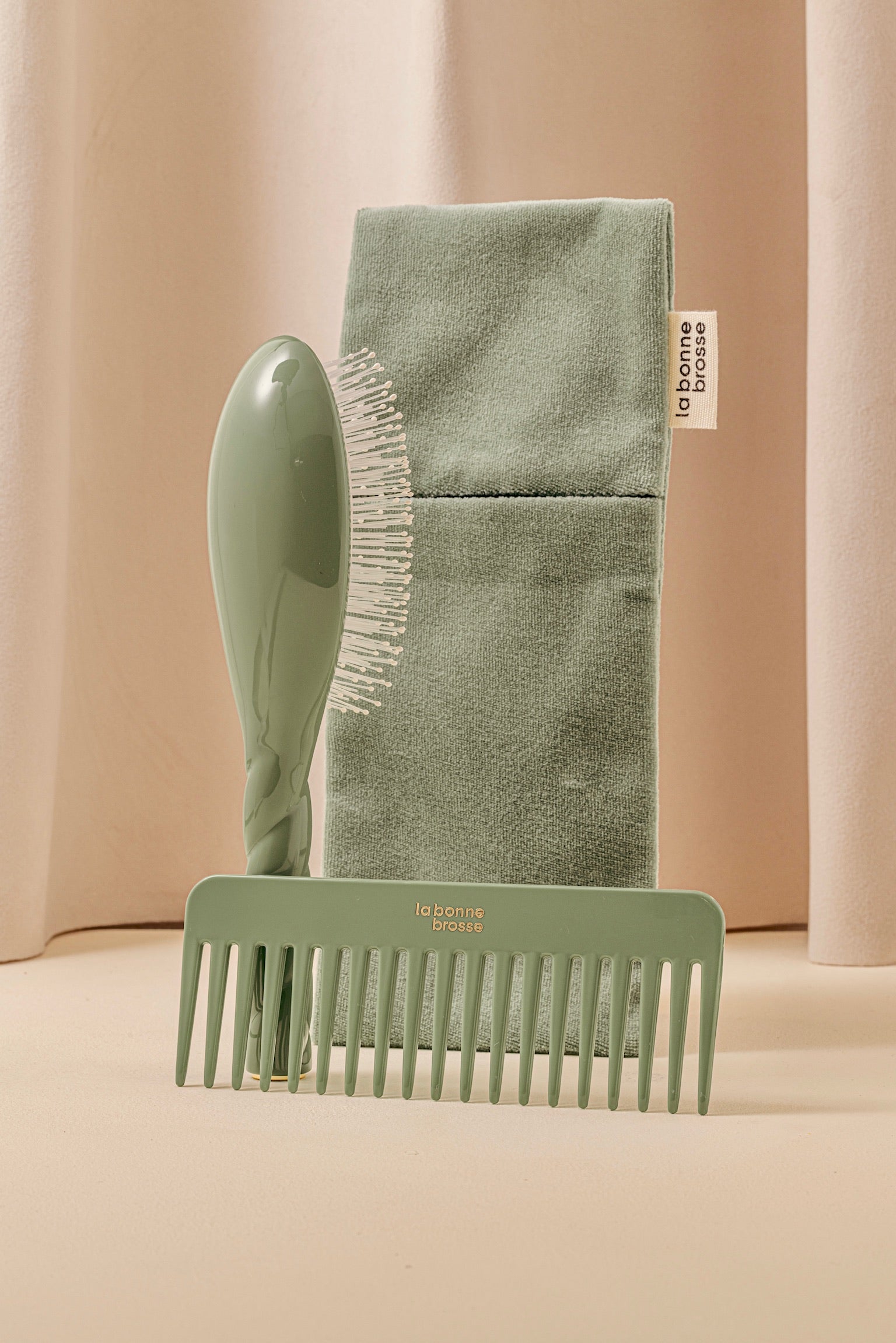 la-bonne-brosse-pochette-grande-brosse-vert-amande-velours-et-satin image 2