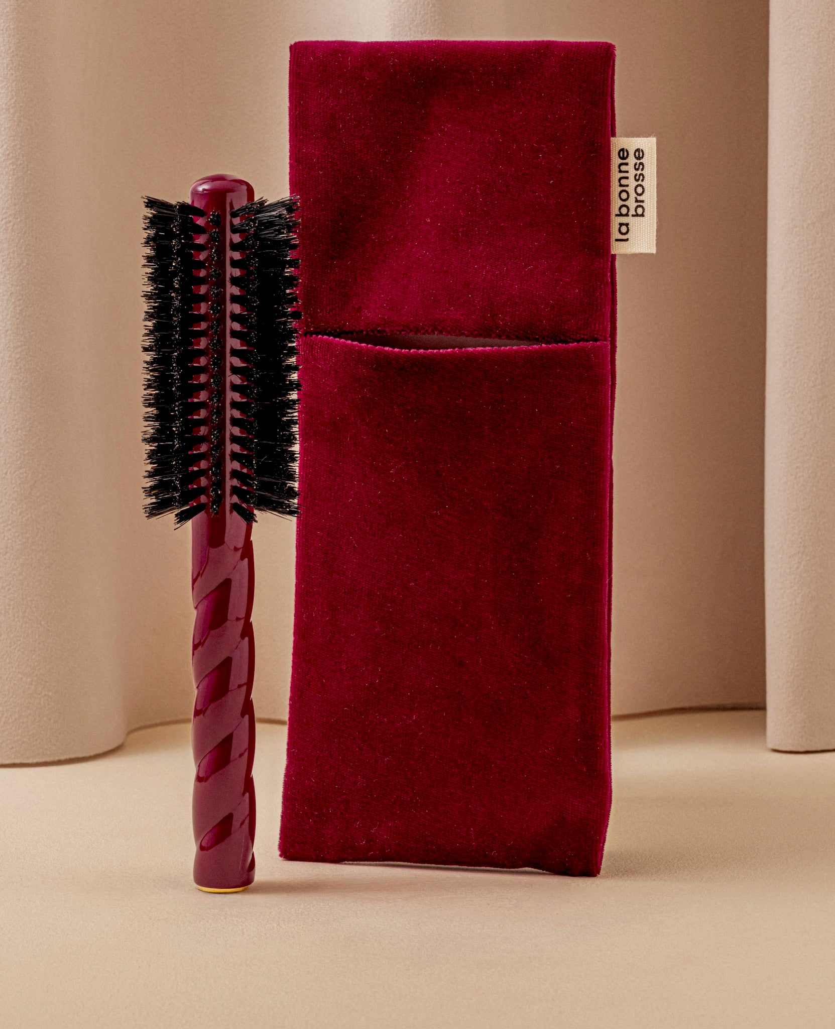 la-bonne-brosse-n-05-la-brosse-ronde-brushing-volume-style-rouge-cerise image 3