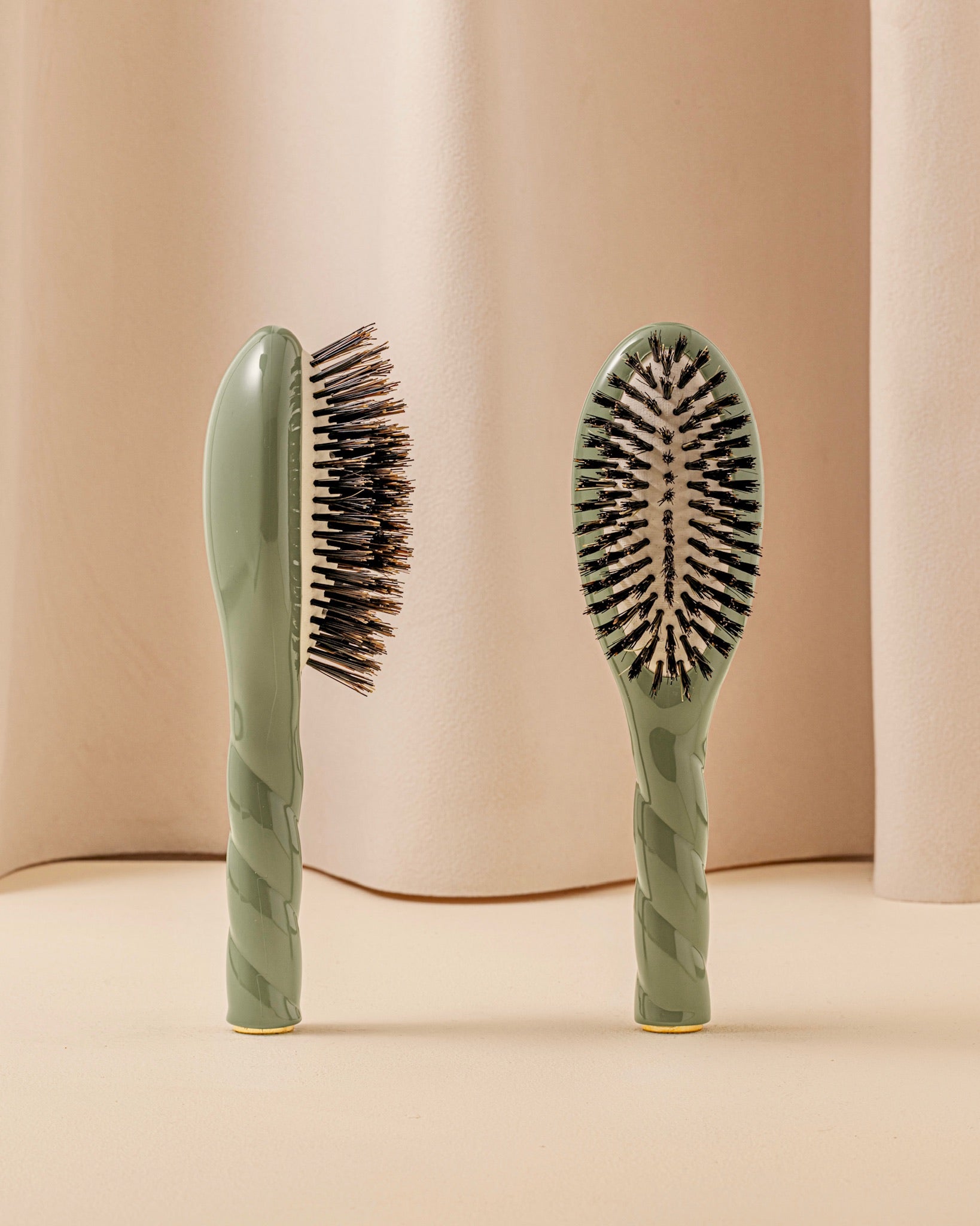 la-bonne-brosse-n-01-la-petite-brosse-brillance-soin-l-universelle-vert-amande image 1