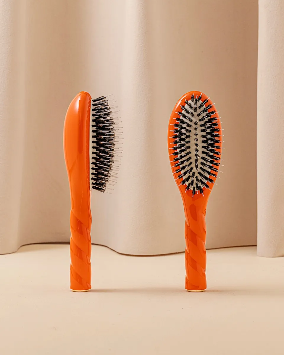 la-bonne-brosse-n-02-la-petite-brosse-d-m-lante-soin-l-indispensable-orange-seve image 1