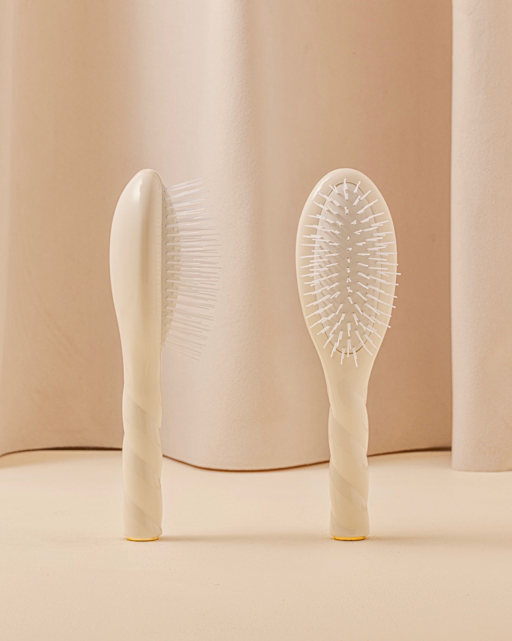 la-bonne-brosse-n-07-l-intense-petite-brosse-d-m-lante-stimulante-blanc-cr-me-17 image 1