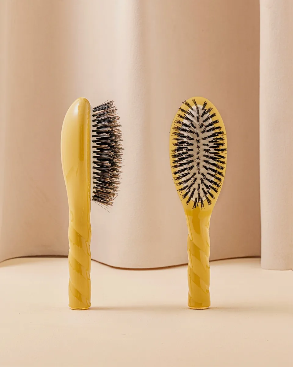 la-bonne-brosse-n-01-la-petite-brosse-brillance-soin-l-universelle-jaune-safran image 1