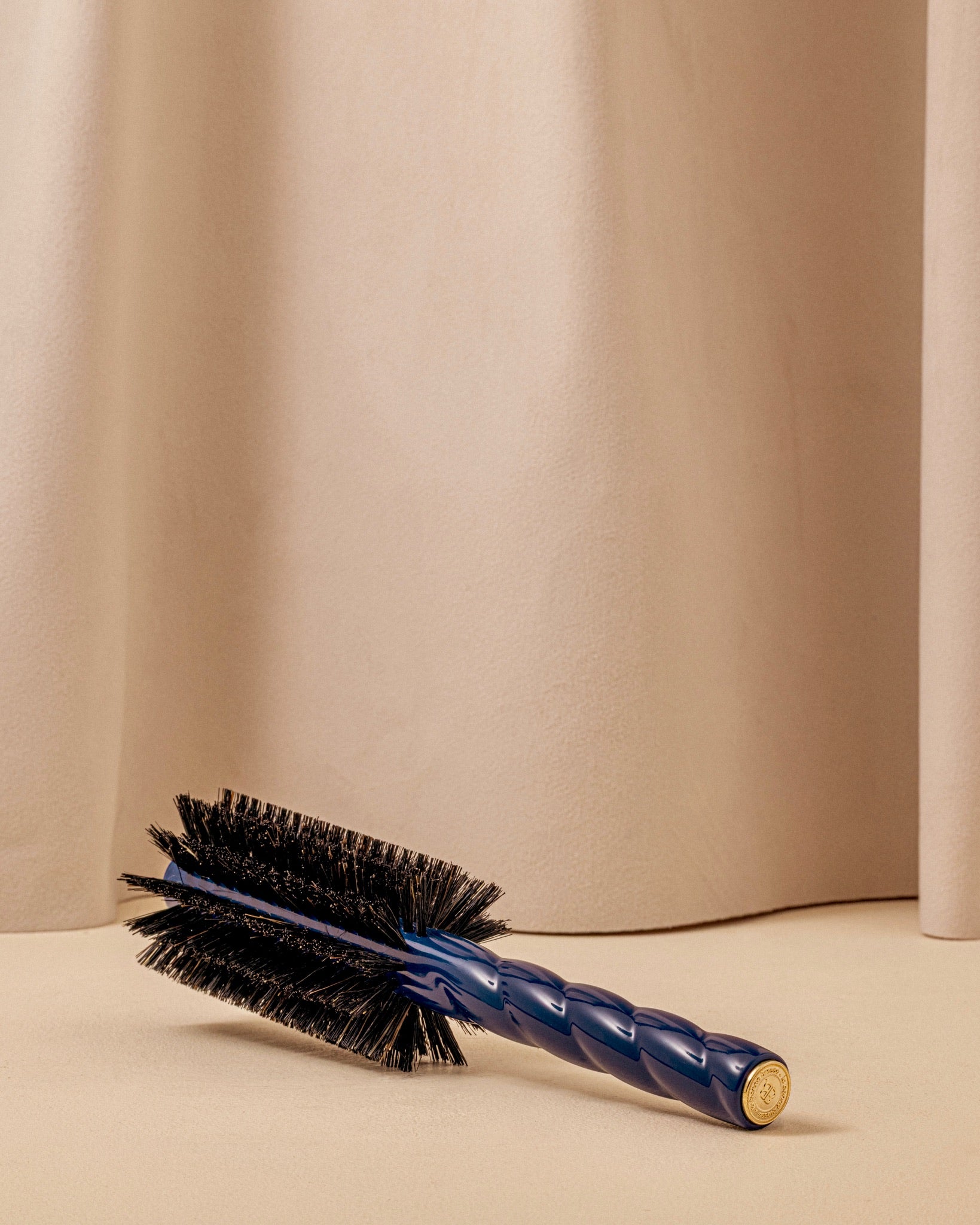 la-bonne-brosse-n-08-la-brosse-ronde-brushing-longueur-mouvement-bleu-myrtille image 3