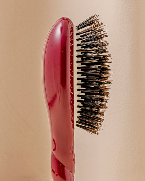 la-bonne-brosse-n-01-la-petite-brosse-brillance-soin-l-universelle-rouge-cerise image 4