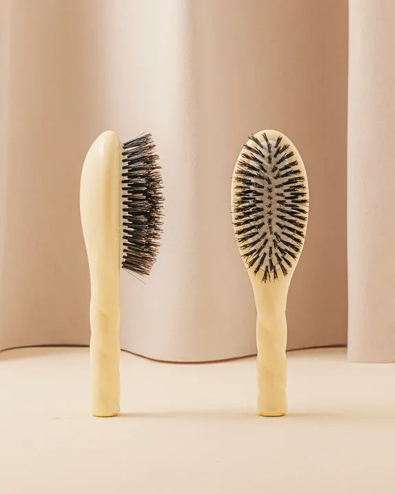 la-bonne-brosse-n-01-la-petite-brosse-brillance-soin-l-universelle-ivoire-cair-1 image 1