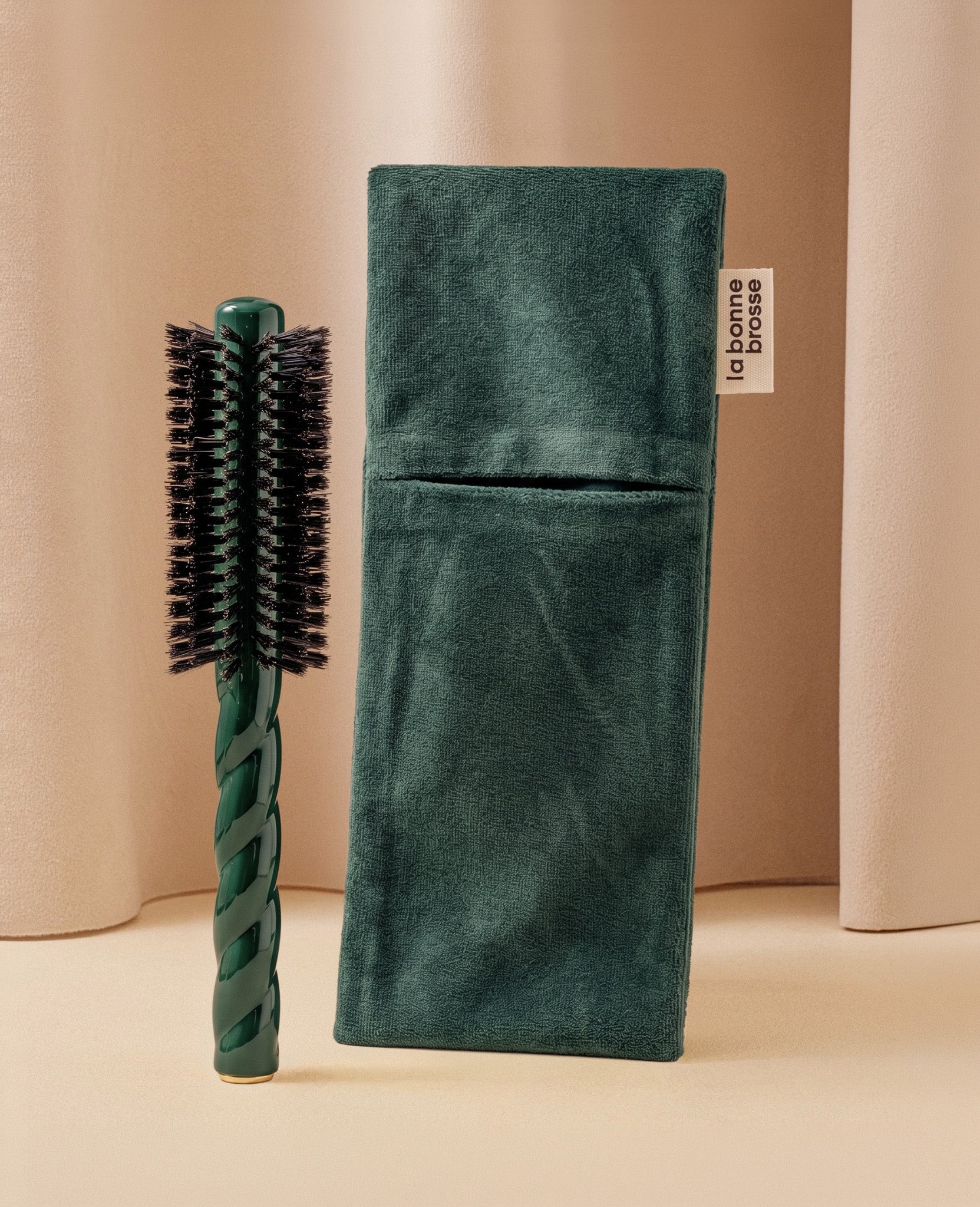 la-bonne-brosse-pochette-brosse-ronde-vert-meraude image 1