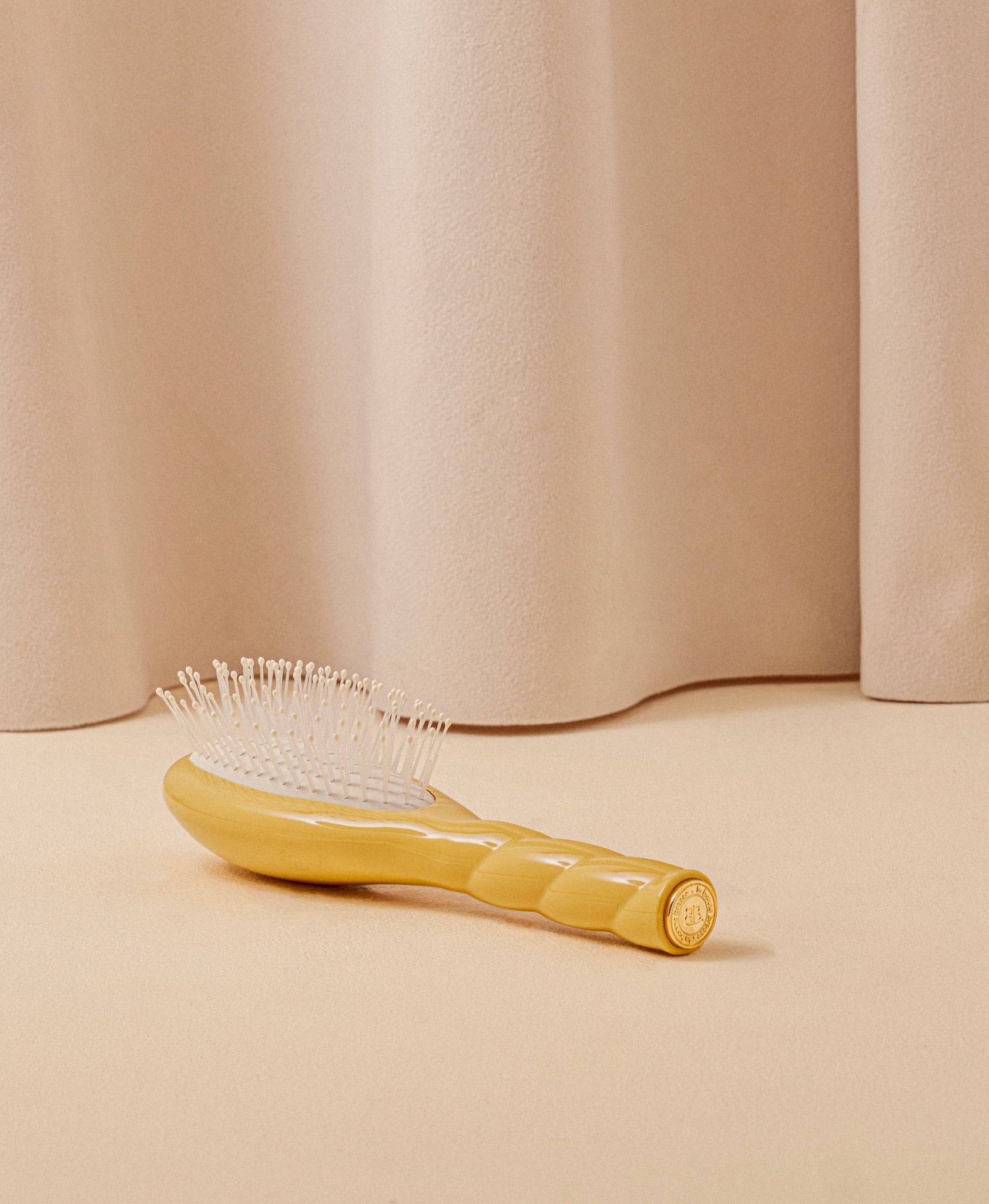 la-bonne-brosse-n-04-la-petite-brosse-d-m-lante-massante-la-miracle-jaune-safran image 5
