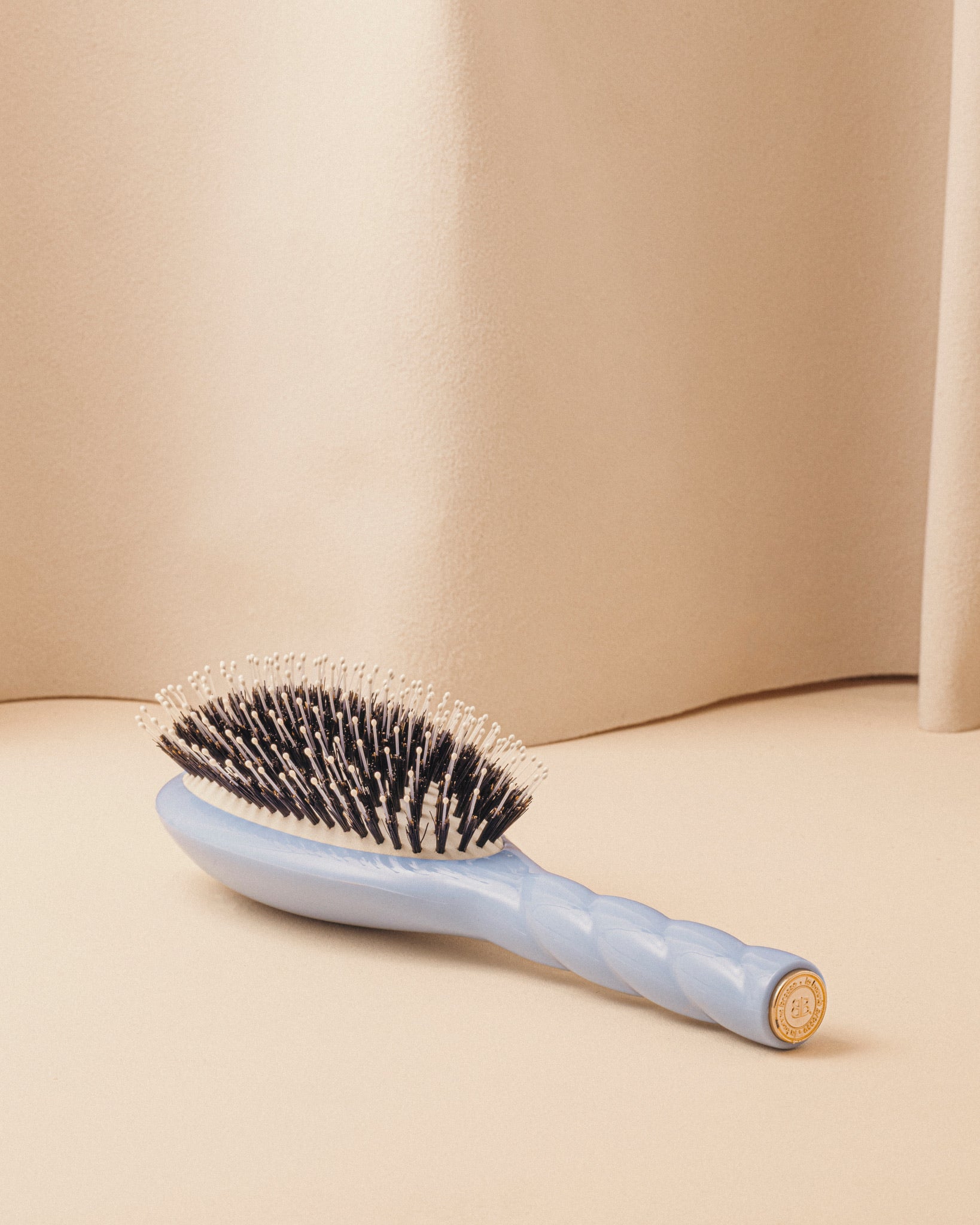 la-bonne-brosse-n-03-l-indispensable-douceur-brosse-cuir-chevelu-sensible-bleu-c image 5