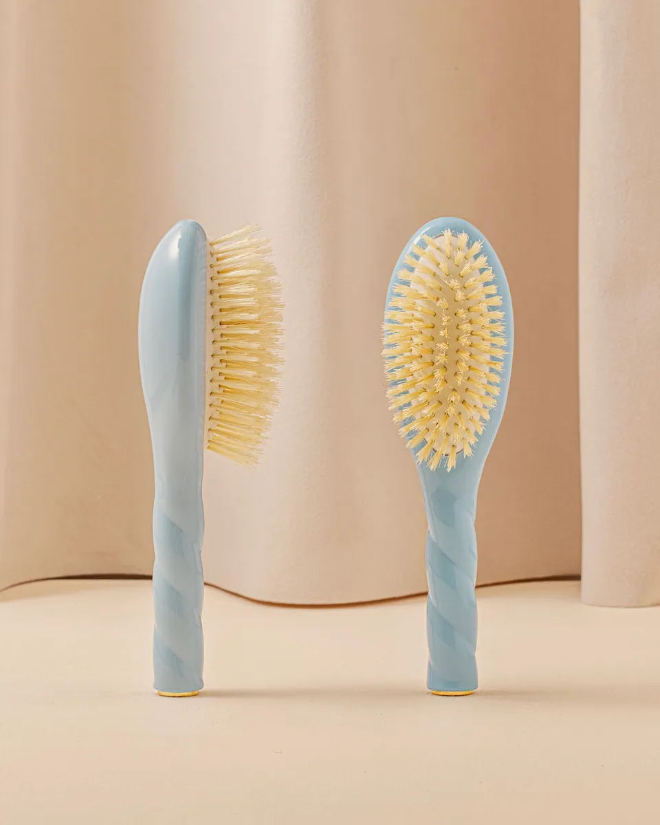 la-bonne-brosse-n-06-ma-premi-re-brosse-b-b-bleu-ciel-soies-de-sanglier image 1