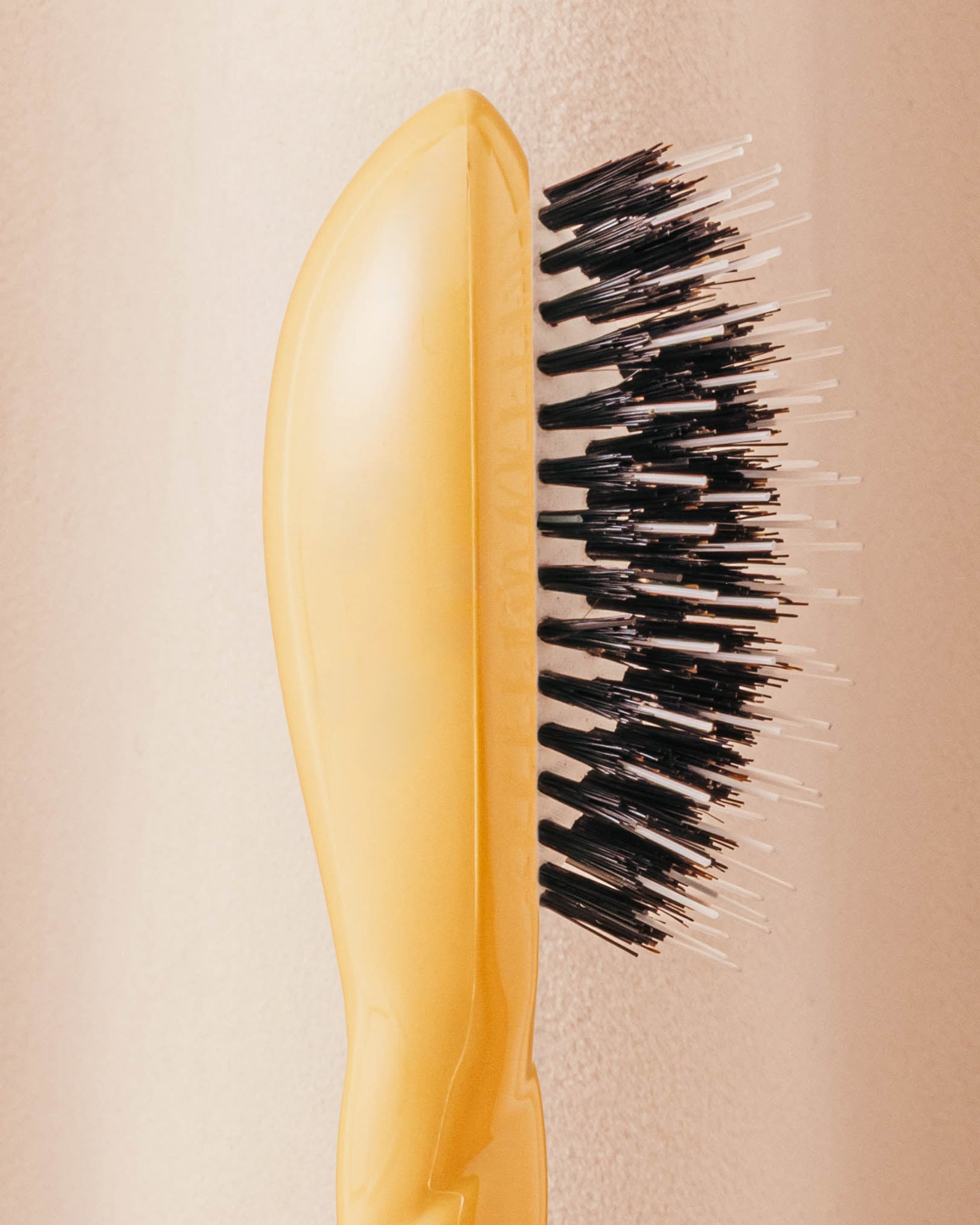 la-bonne-brosse-n-02-la-micro-brosse-d-m-lante-soin-l-indispensable-jaune-safran image 3