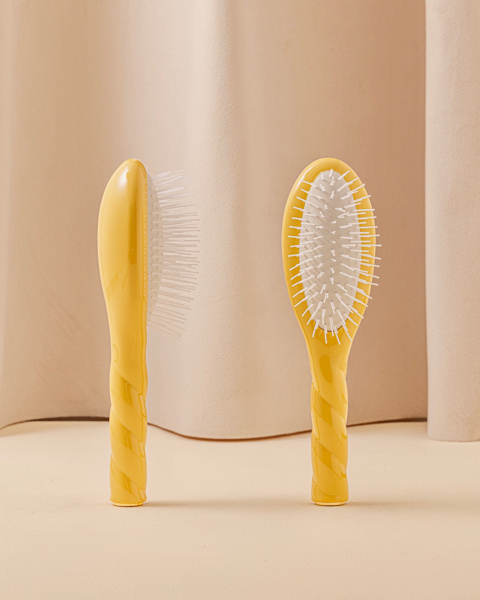 la-bonne-brosse-n-07-l-intense-petite-brosse-d-m-lante-stimulante-jaune-safran image 1