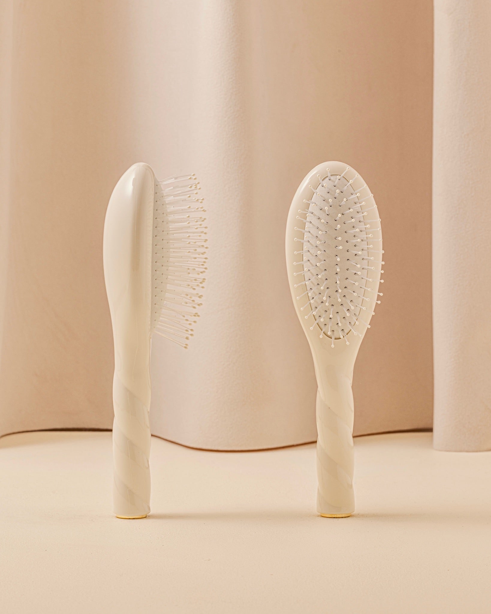 la-bonne-brosse-n-04-la-miracle-petite-brosse-d-m-lante-massante-blanc-cr-me image 1