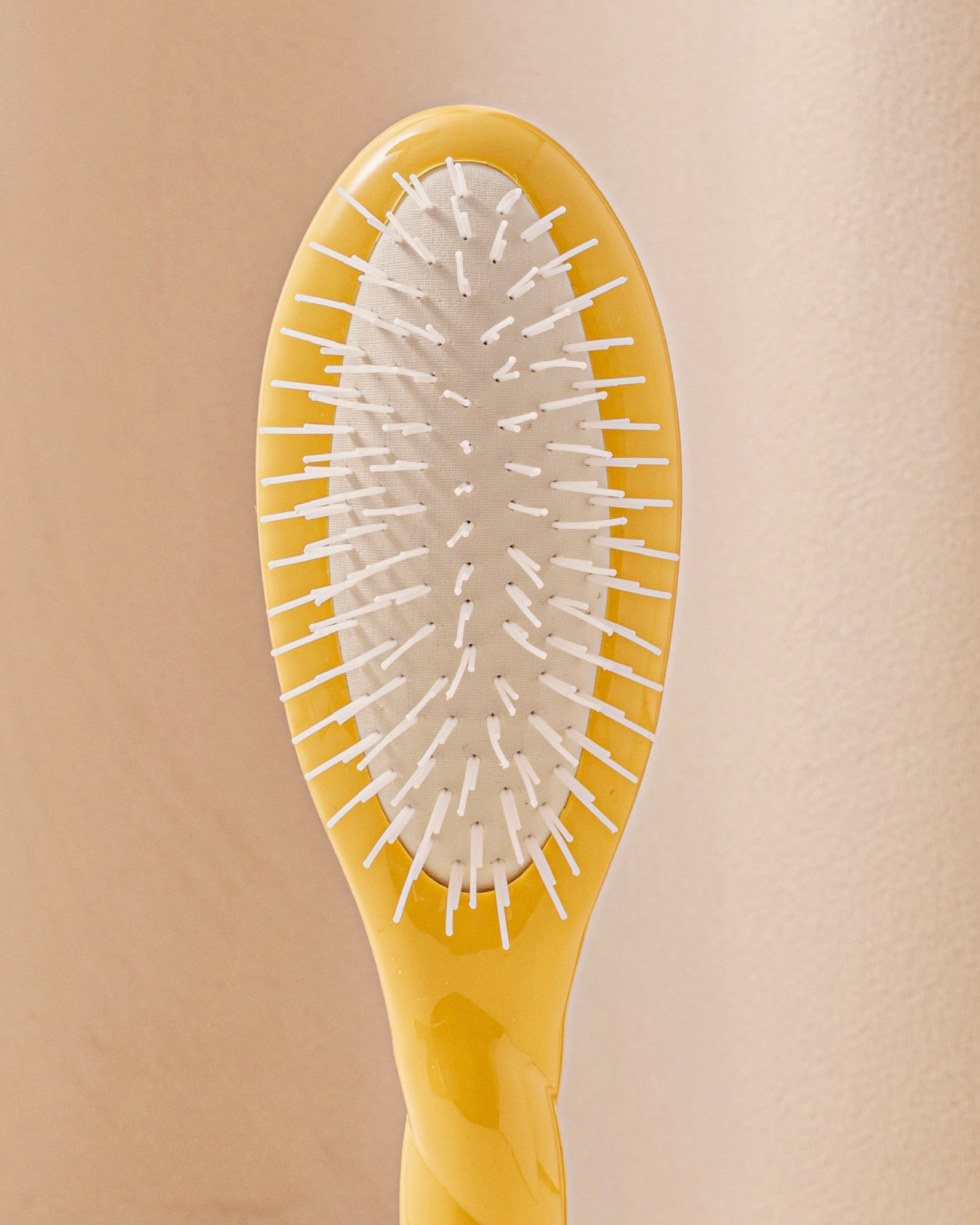 la-bonne-brosse-n-07-l-intense-petite-brosse-d-m-lante-stimulante-jaune-safran image 4