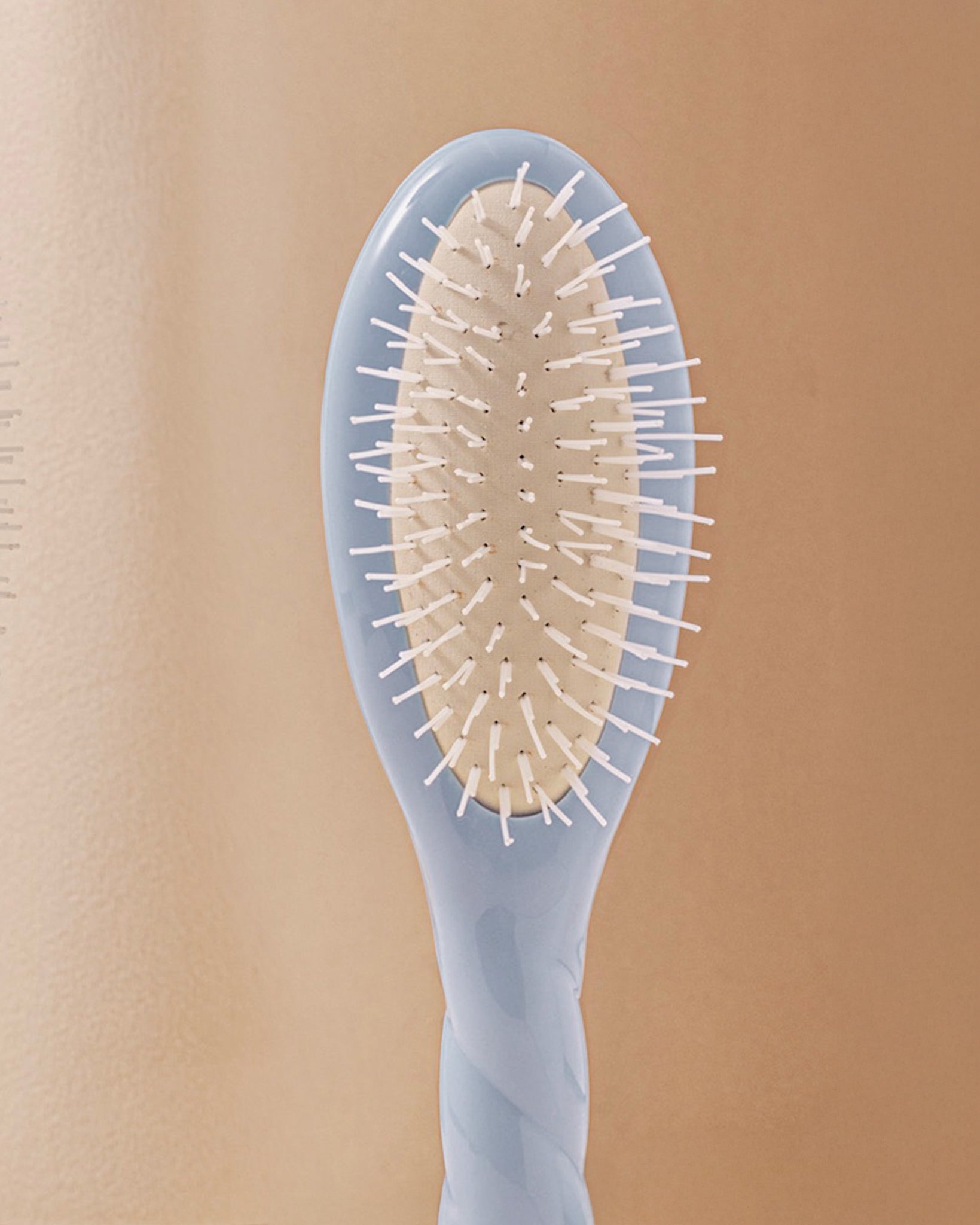la-bonne-brosse-n-07-l-intense-petite-brosse-d-m-lante-stimulante-bleu-ciel image 4