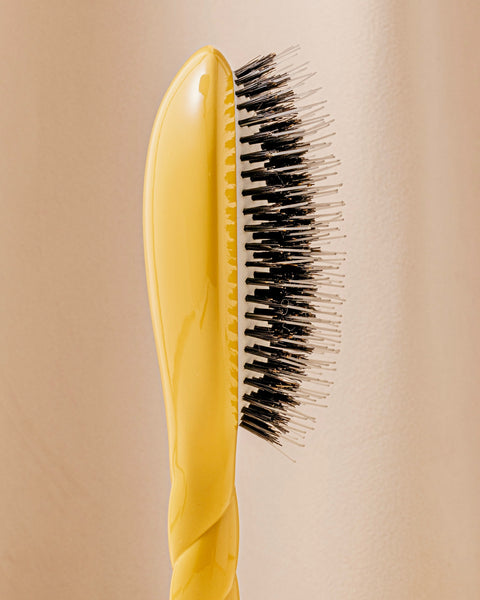 la-bonne-brosse-n-02-la-brosse-d-m-lante-soin-l-indispensable-jaune-safran-grand image 3