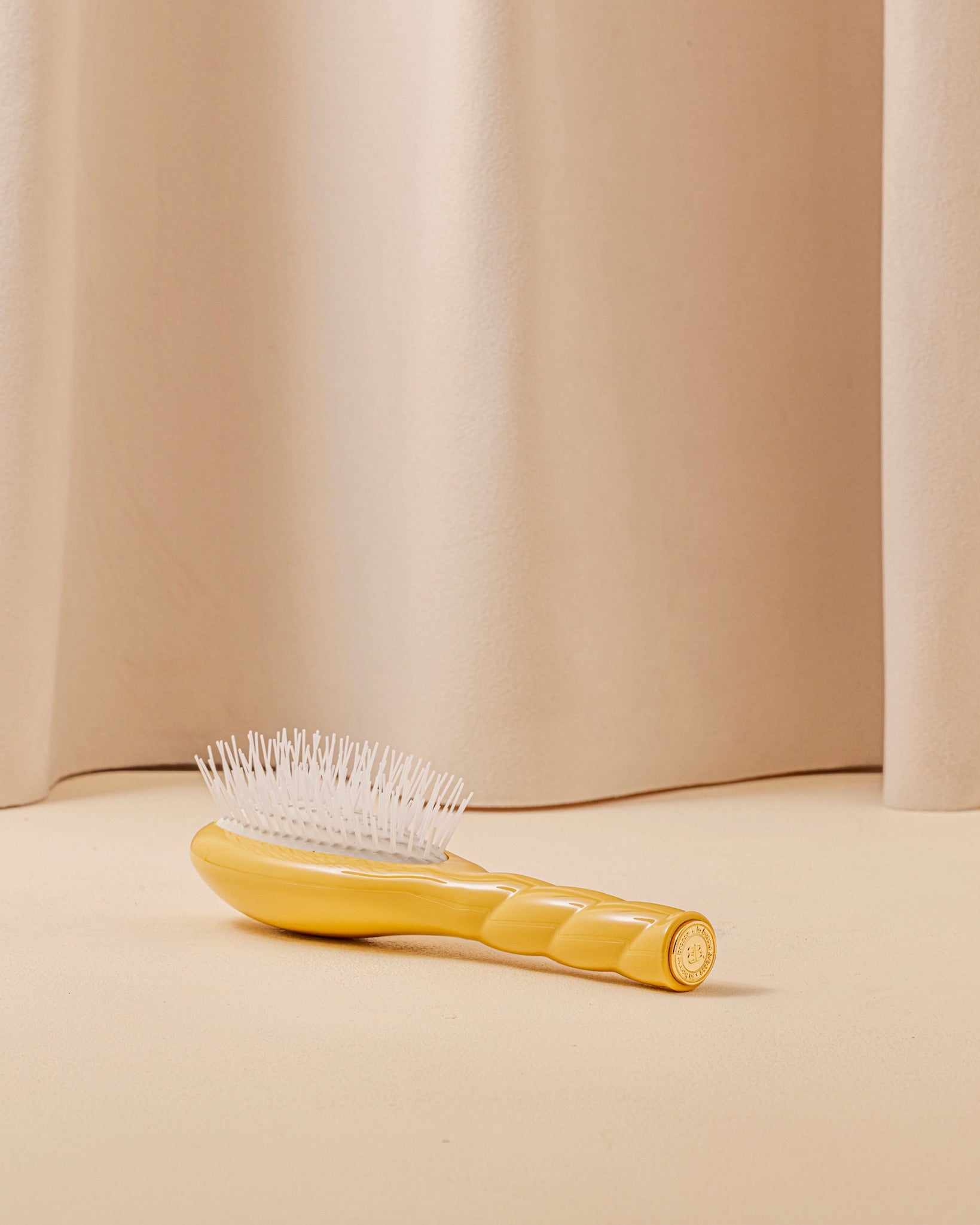 la-bonne-brosse-n-07-l-intense-petite-brosse-d-m-lante-stimulante-jaune-safran image 5