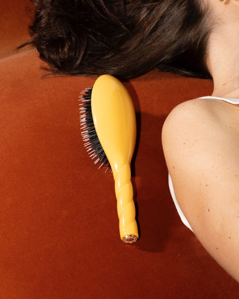 la-bonne-brosse-n-02-la-brosse-d-m-lante-soin-l-indispensable-jaune-safran-grand image 6
