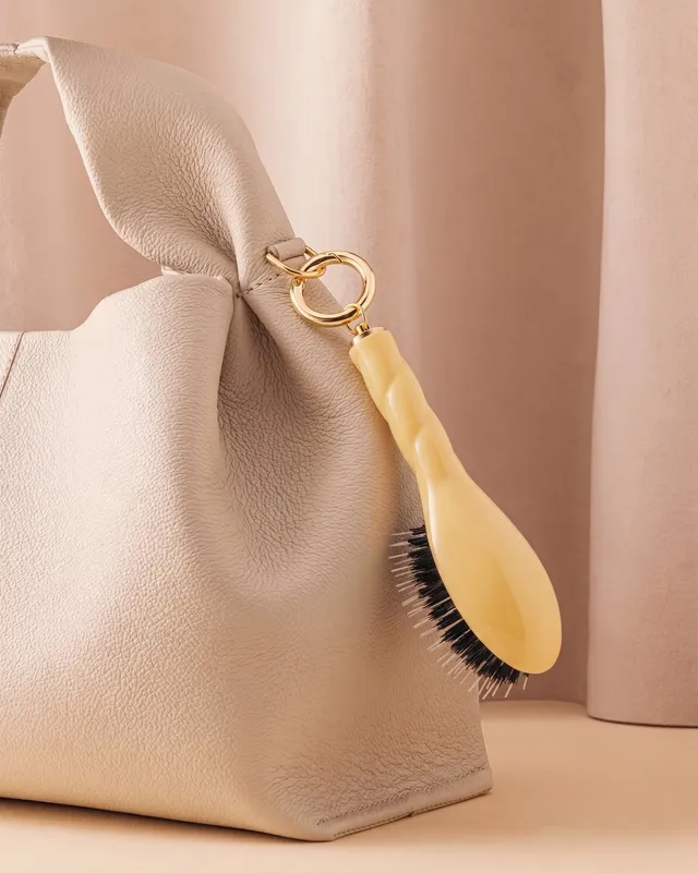 la-bonne-brosse-n-02-la-micro-brosse-d-m-lante-soin-l-indispensable-jaune-safran image 1