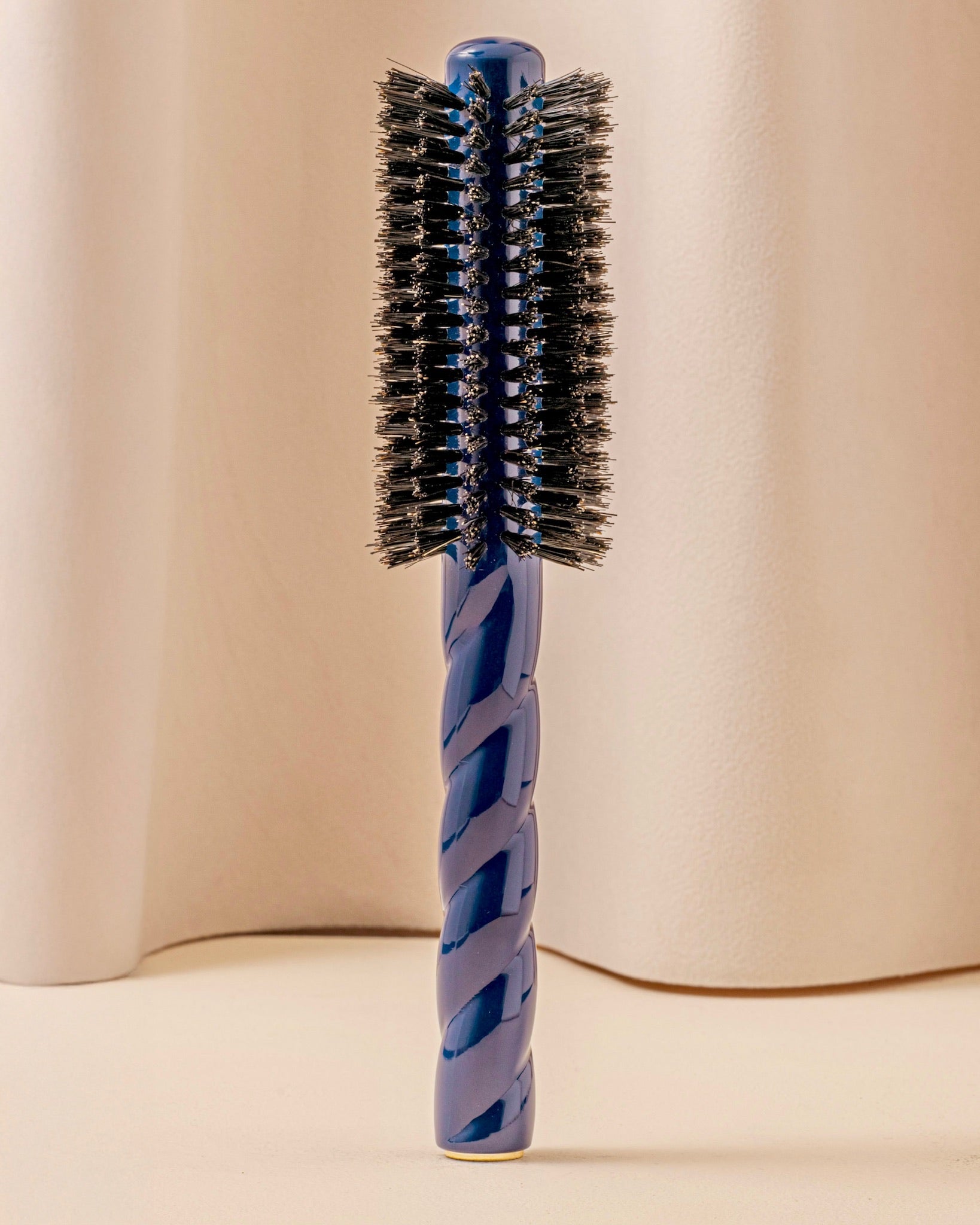 la-bonne-brosse-n-05-la-brosse-ronde-brushing-volume-style-bleu-myrtille image 3