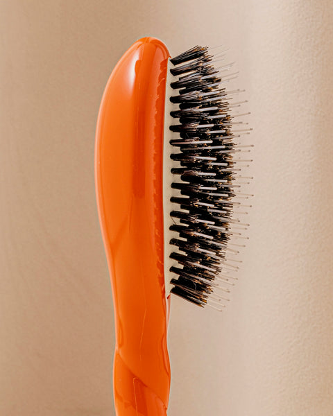 la-bonne-brosse-n-02-la-petite-brosse-d-m-lante-soin-l-indispensable-orange-seve image 2