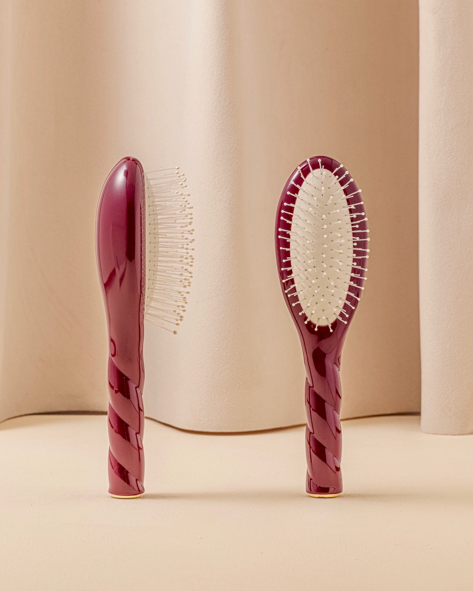 la-bonne-brosse-n-04-la-miracle-petite-brosse-d-m-lante-massante-rouge-cerise image 1
