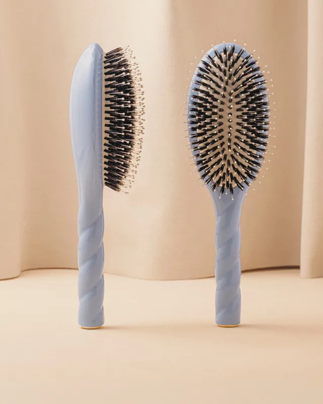 la-bonne-brosse-n-03-l-indispensable-douceur-brosse-cuir-chevelu-sensible-bleu-c image 1