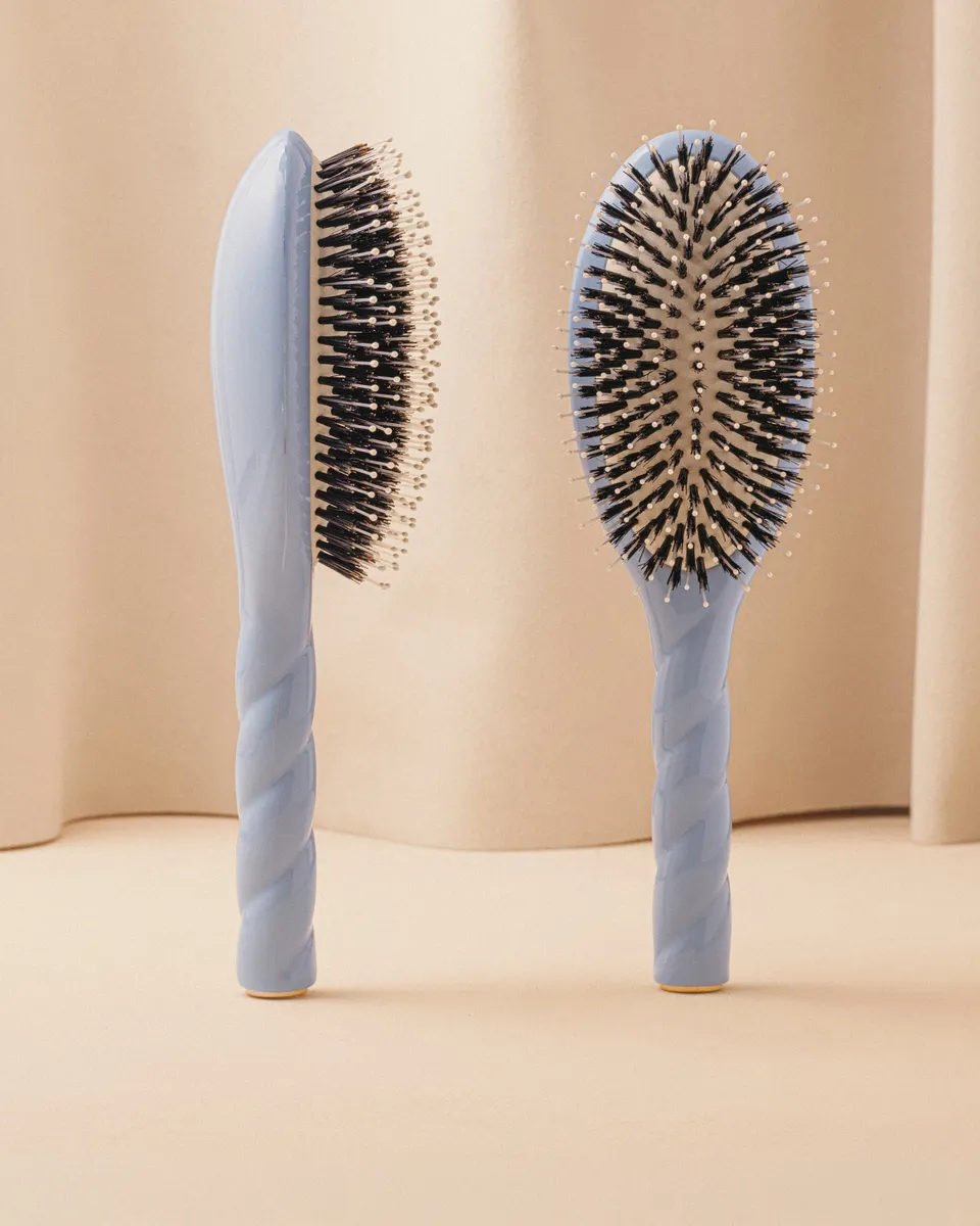 la-bonne-brosse-n-03-l-indispensable-douceur-brosse-cuir-chevelu-sensible-bleu-c image 1