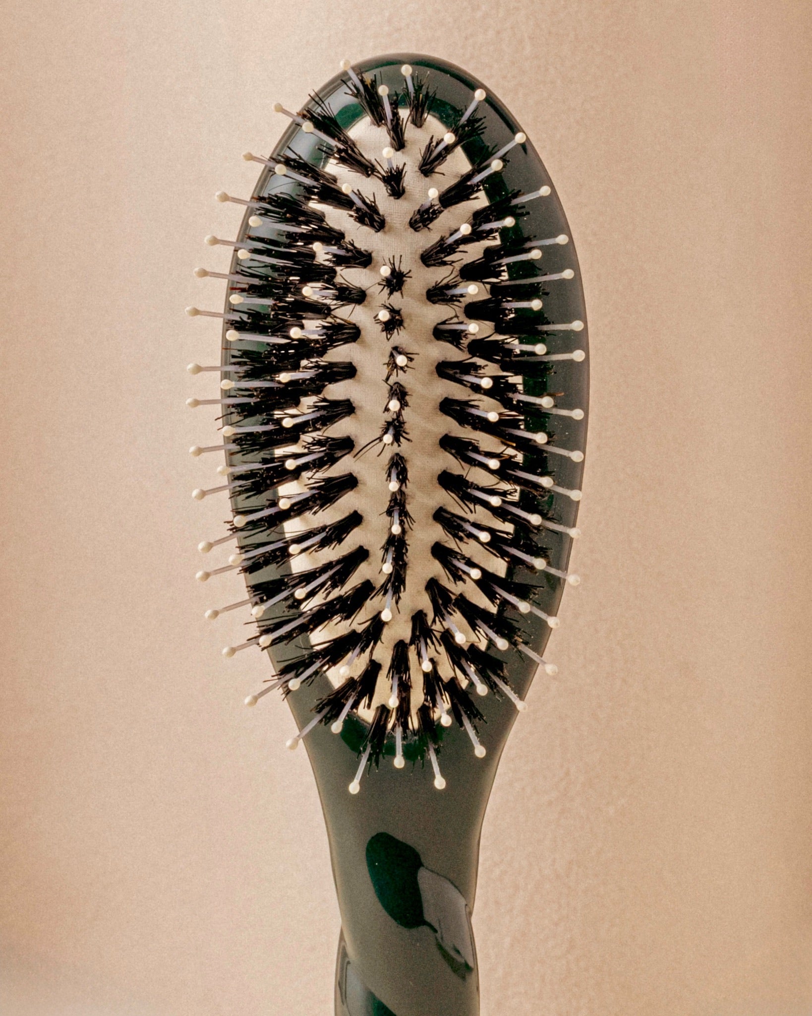 la-bonne-brosse-n-03-la-petite-brosse-cuir-chevelu-sensible-l-indispensable-douc-3 image 4