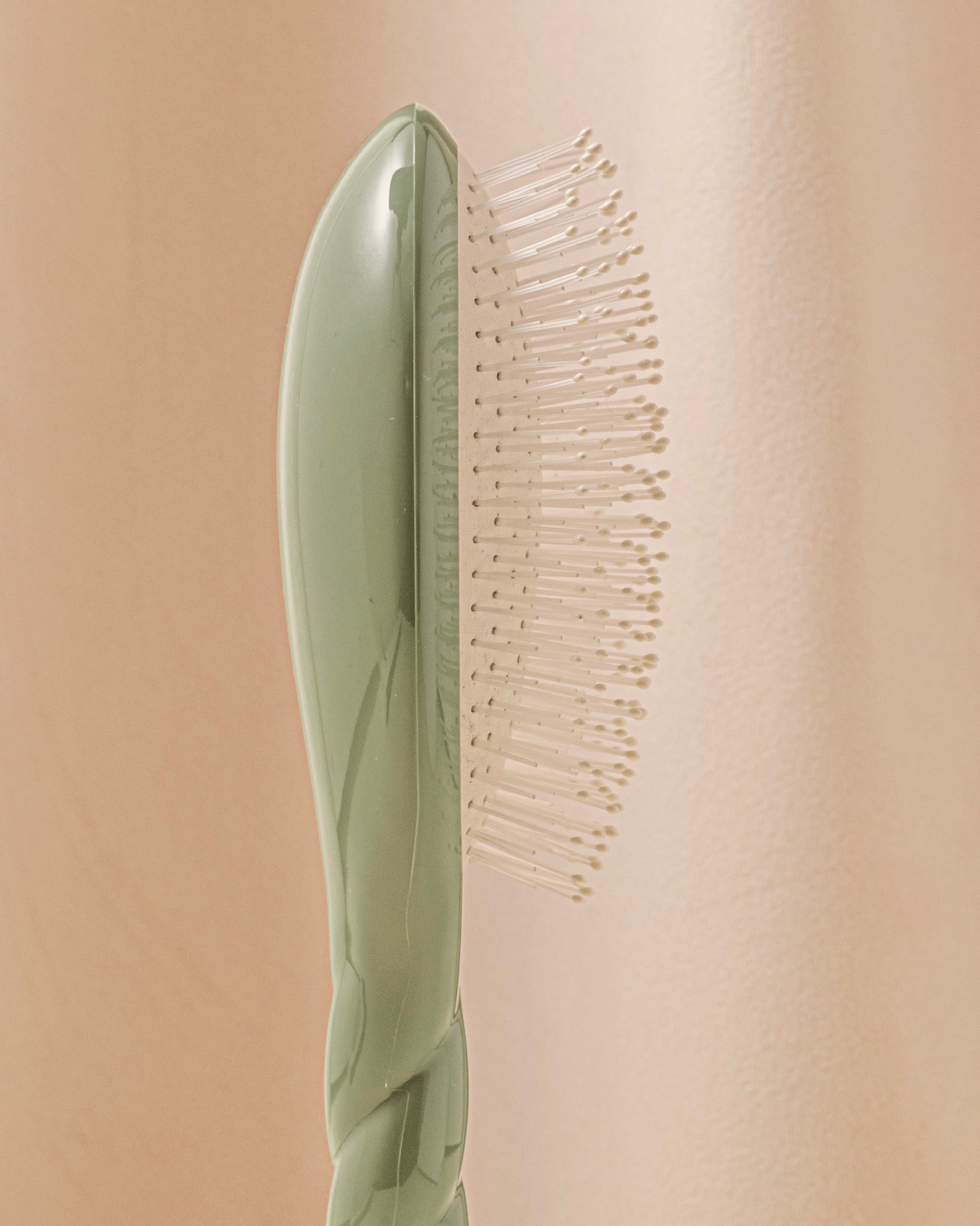 la-bonne-brosse-n-04-la-miracle-grande-brosse-d-m-lante-massante-vert-amande image 3