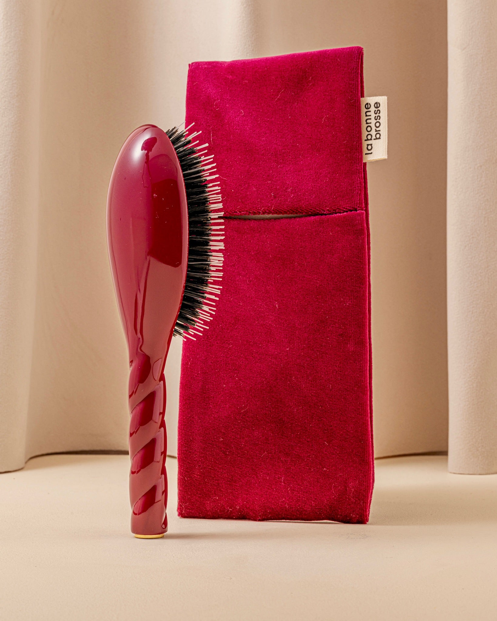 la-bonne-brosse-la-pochette-grande-brosse-rouge-cerise image 2