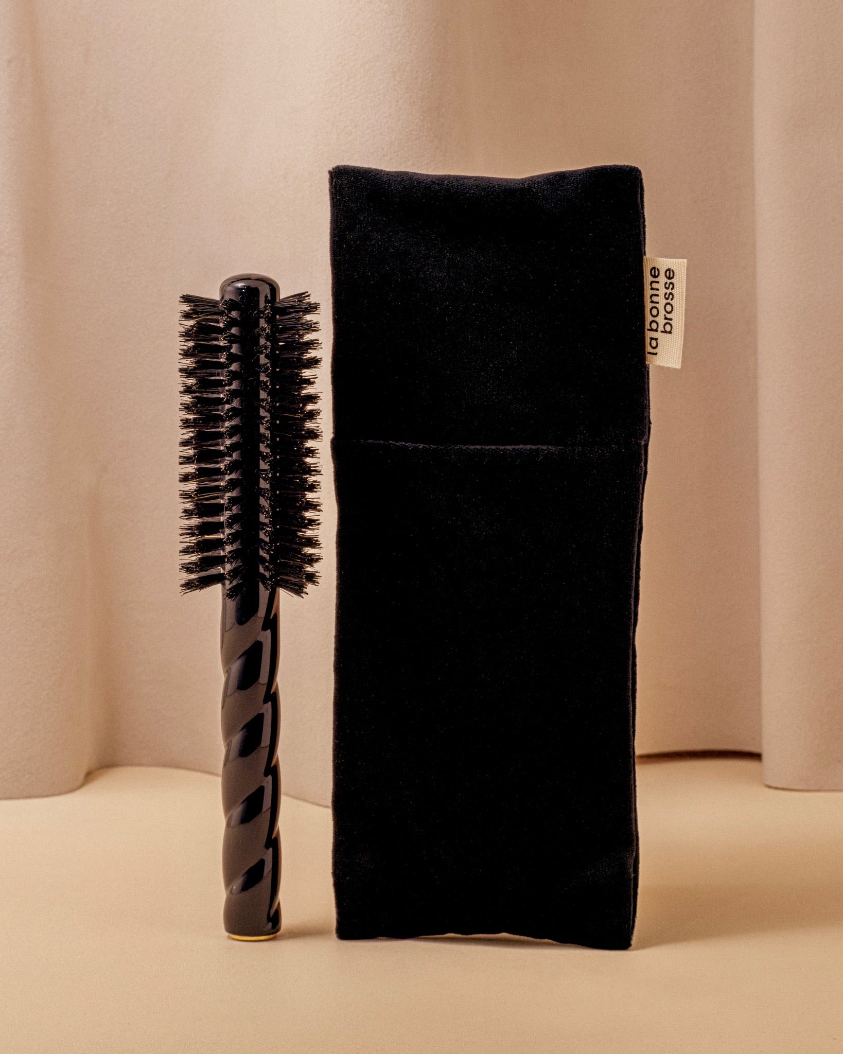 la-bonne-brosse-n-05-la-brosse-ronde-brushing-volume-style-noir-dition-black image 3