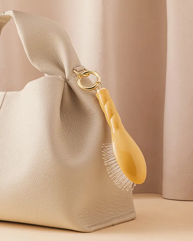 la-bonne-brosse-n-04-la-miracle-micro-brosse-d-m-lante-massante-jaune-safran image 1