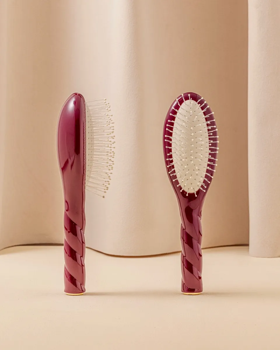 la-bonne-brosse-n-04-la-miracle-petite-brosse-d-m-lante-massante-rouge-cerise image 1