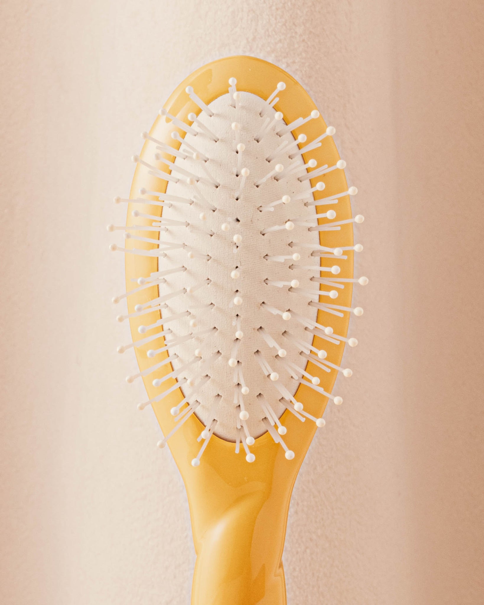 la-bonne-brosse-n-04-la-miracle-micro-brosse-d-m-lante-massante-jaune-safran image 4