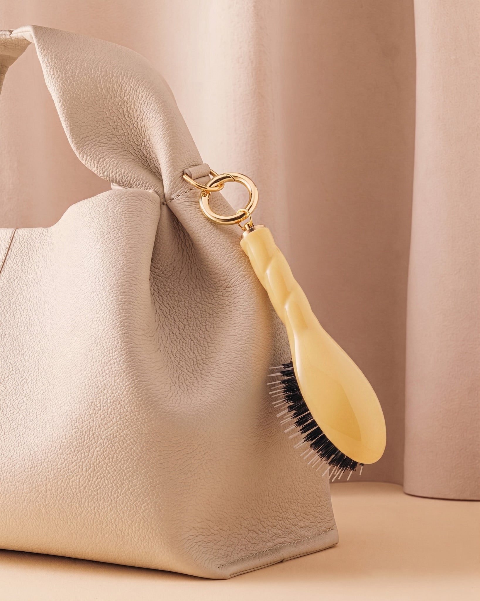 la-bonne-brosse-n-02-la-micro-brosse-d-m-lante-soin-l-indispensable-jaune-safran image 1