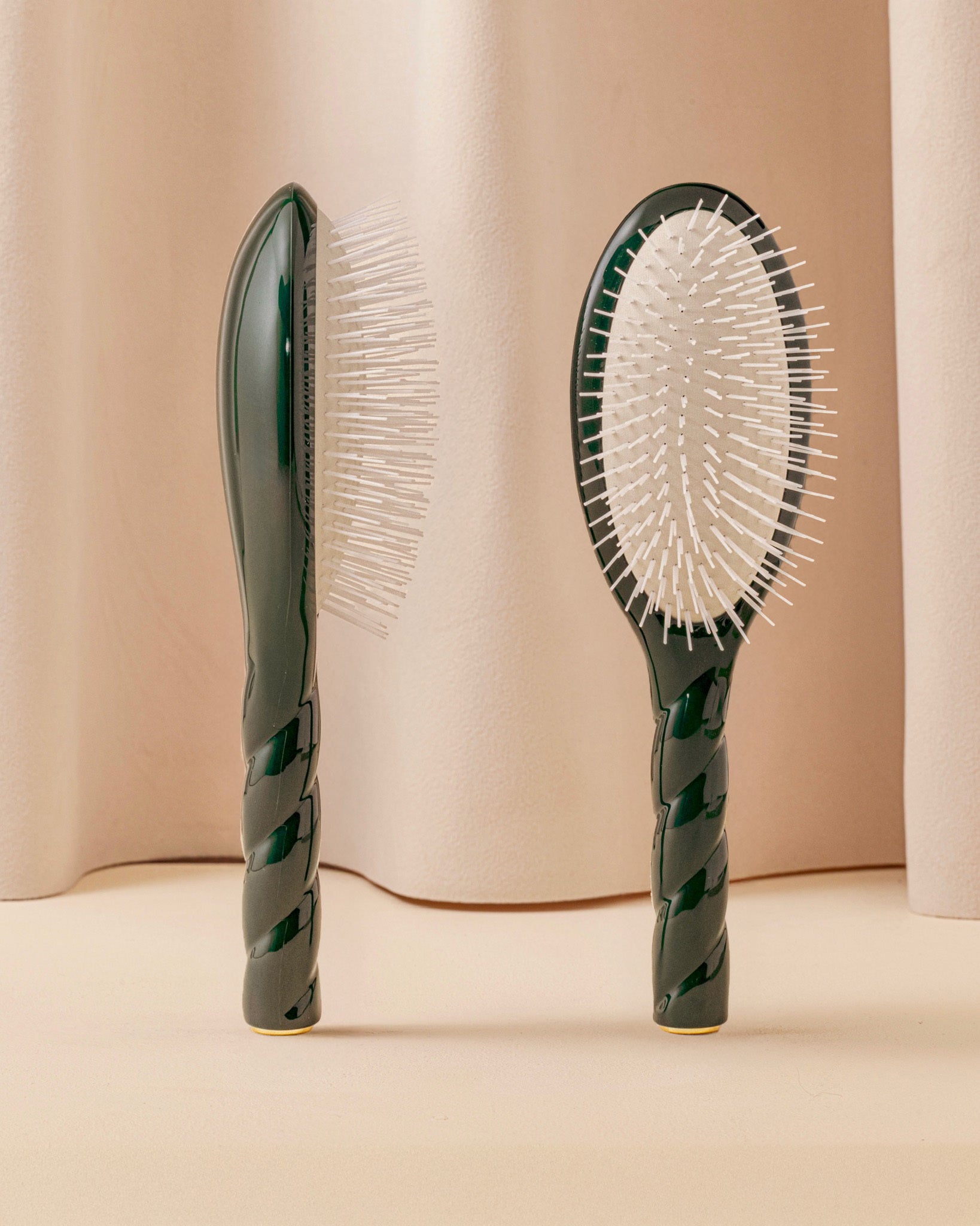la-bonne-brosse-n-07-l-intense-brosse-d-m-lante-stimulante-grande-vert-emeraude image 1