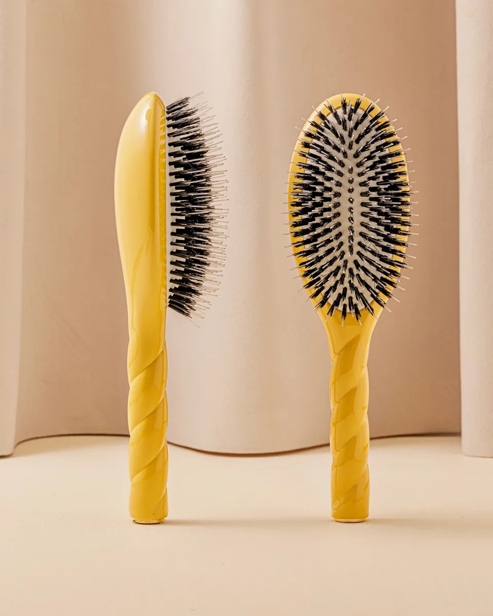 la-bonne-brosse-n-02-la-brosse-d-m-lante-soin-l-indispensable-jaune-safran-grand image 1