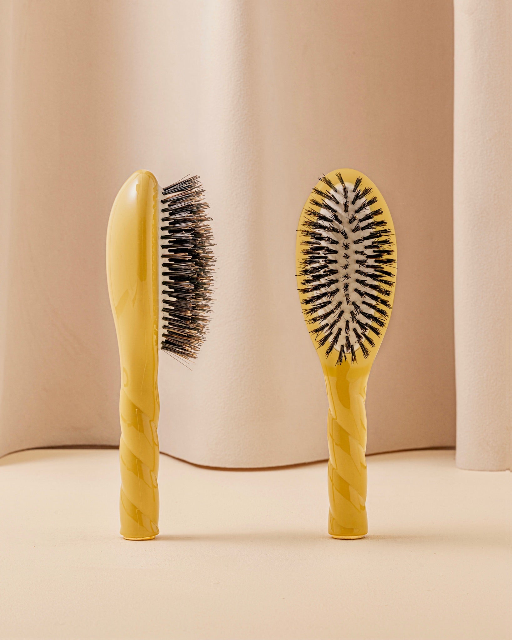 la-bonne-brosse-n-01-la-petite-brosse-brillance-soin-l-universelle-jaune-safran image 1