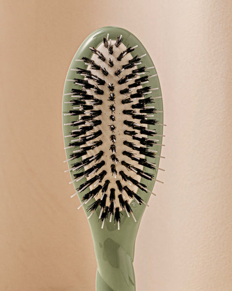 la-bonne-brosse-n-02-la-petite-brosse-d-m-lante-soin-l-indispensable-vert-amande image 4