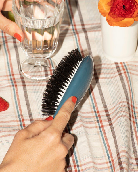 la-bonne-brosse-n-01-la-brosse-brillance-soin-l-universelle-bleu-encre image 2