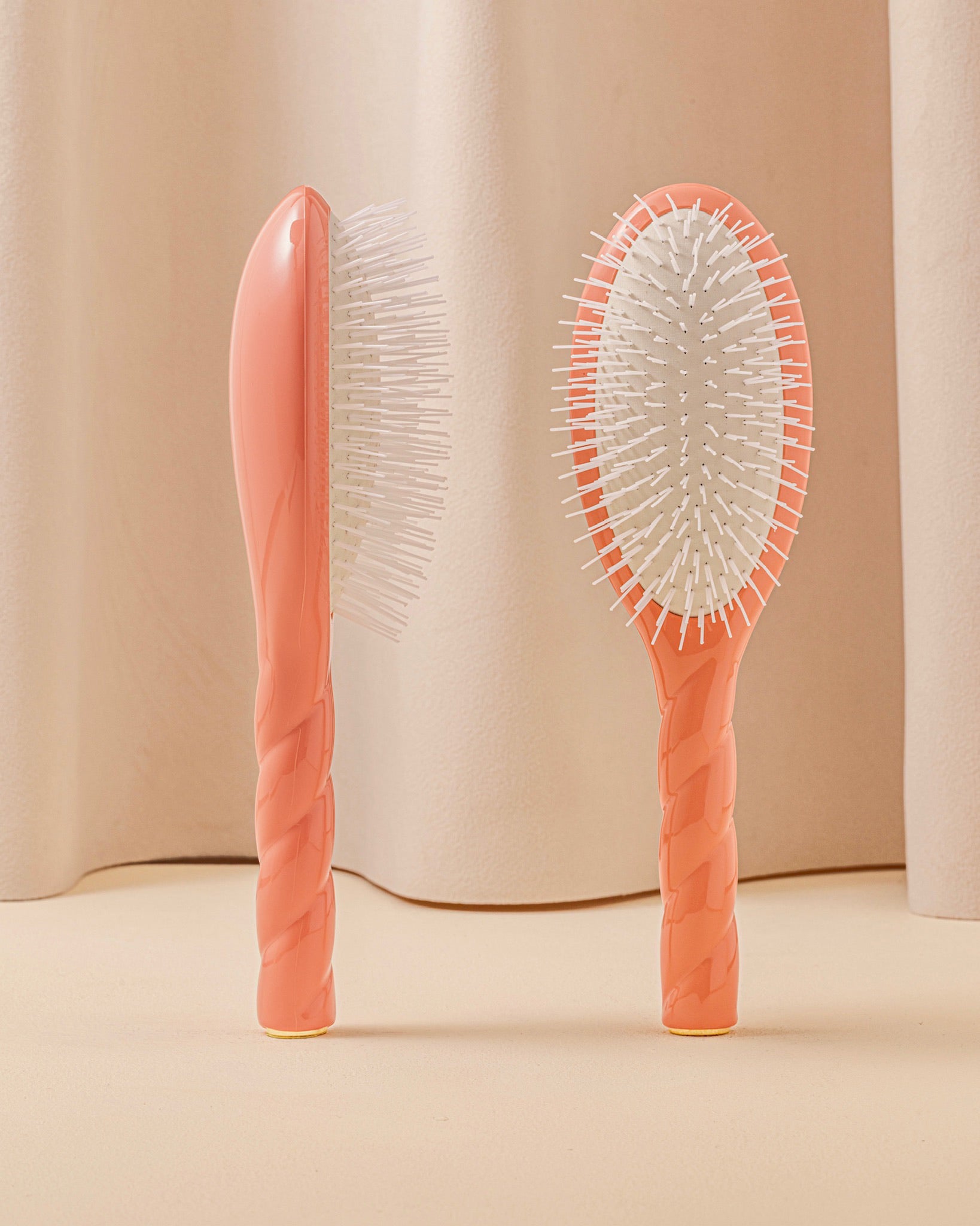 la-bonne-brosse-n-07-l-intense-brosse-d-m-lante-stimulante-grande-taille-corail image 1