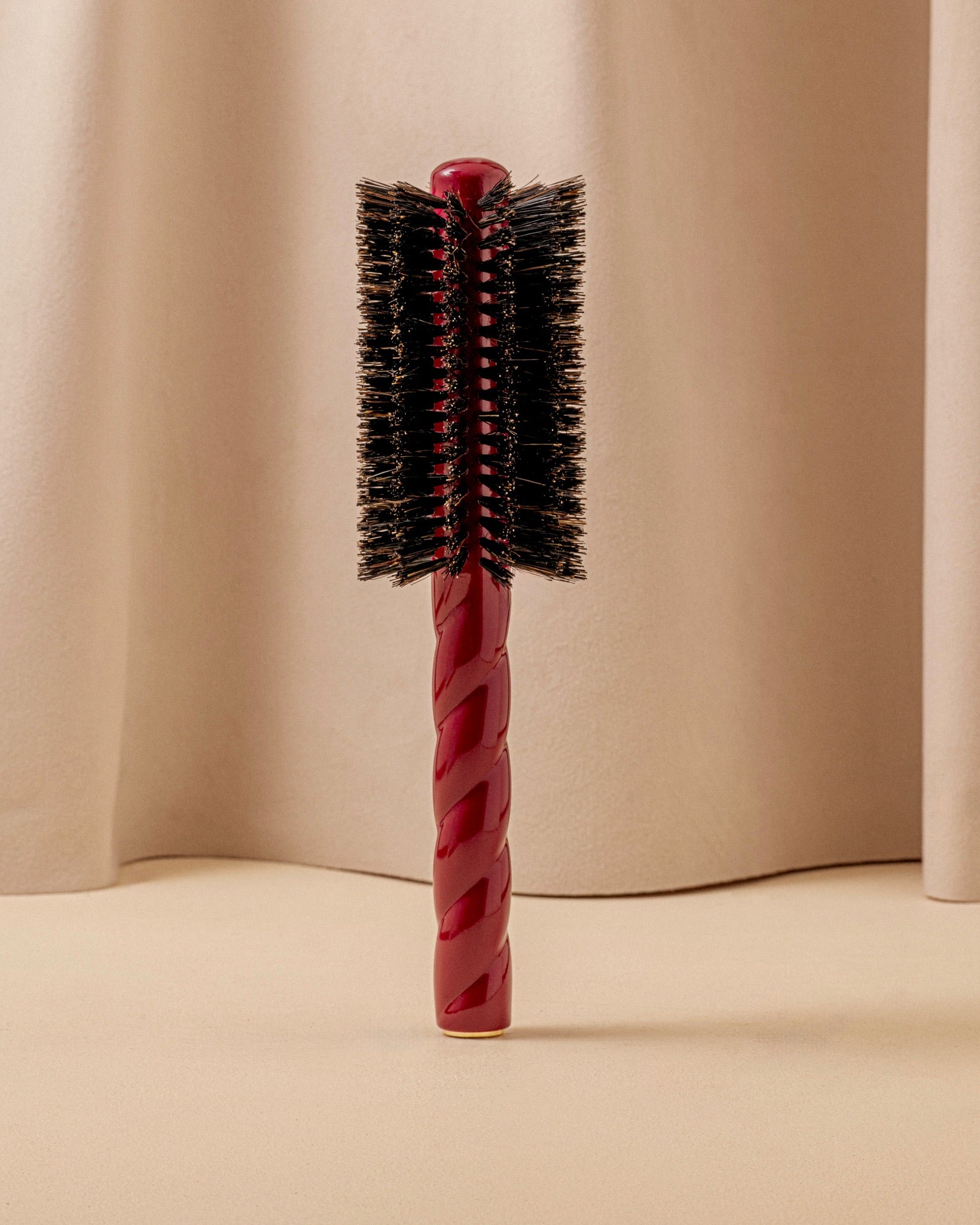 la-bonne-brosse-n-08-rouge-cerise-brosse-ronde-brushing-longueur-mouvement image 2