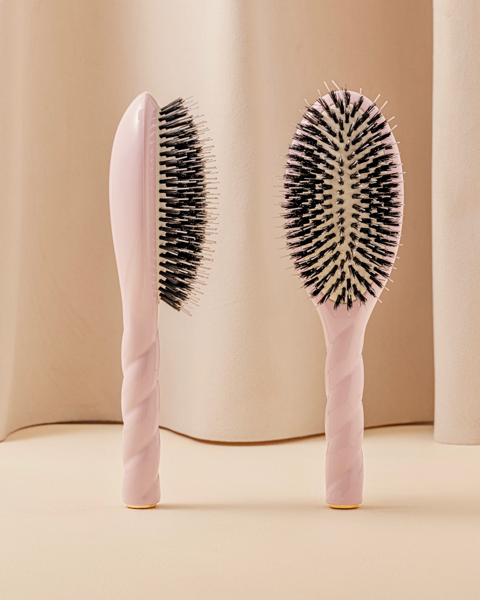 la-bonne-brosse-n-02-la-brosse-d-m-lante-soin-l-indispensable-grande-rose-lilas image 1