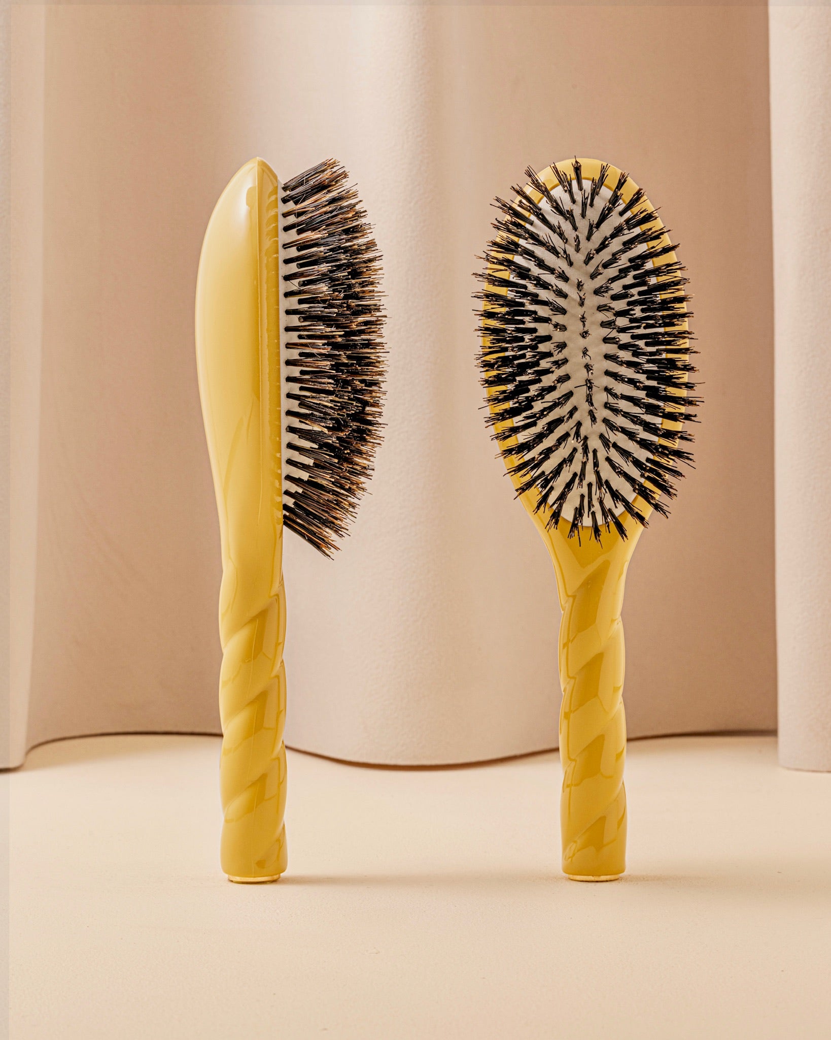 la-bonne-brosse-n-01-la-brosse-brillance-soin-l-universelle-jaune-safran-grande- image 1