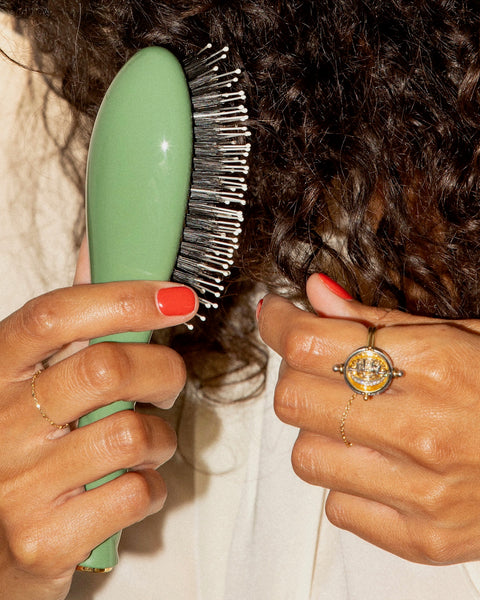 la-bonne-brosse-n-03-l-indispensable-douceur-petite-brosse-cuir-chevelu-sensible-2 image 2