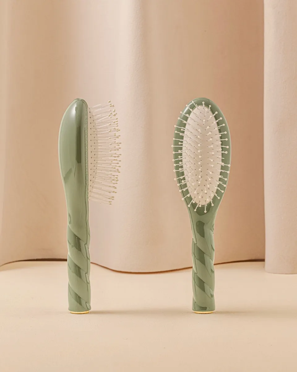 la-bonne-brosse-n-04-la-miracle-petite-brosse-d-m-lante-massante-vert-amande image 1