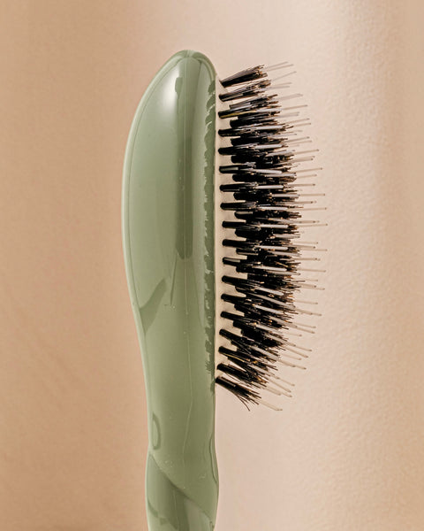 la-bonne-brosse-n-02-la-petite-brosse-d-m-lante-soin-l-indispensable-vert-amande image 3