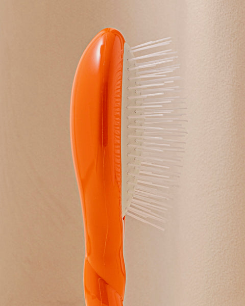 la-bonne-brosse-n-07-intense-small-brosse-d-m-lante-stimulante-orange-seventies- image 2